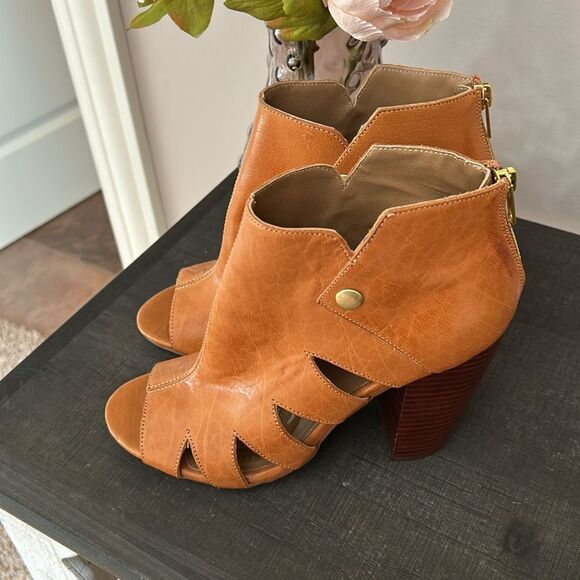 EUC Kelsi Dagger Leather Ankle Booties(size 9.5) - Picture 5 of 9